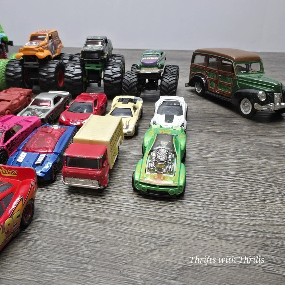Hotwheels, Matchbox, Maisto, And More - Mixed Lot Of 28 Car, Trucks, And More